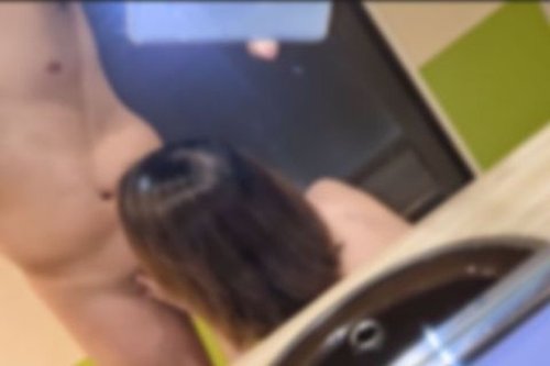 便利店店员身材苗条胸部下垂，站立后入式狂野中出！