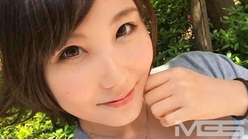 아마추어 여대생의 첫 AV 촬영: 진동 마사지기와 손가락 플레이